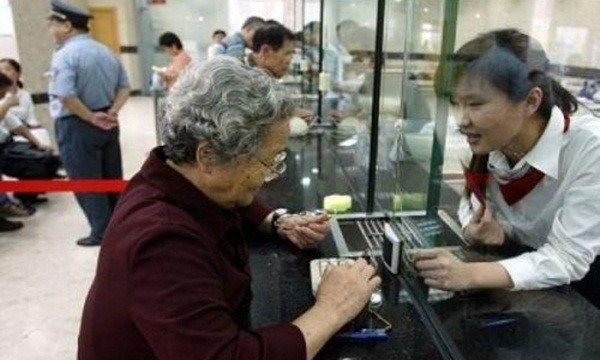 Bà lão bị mời ra khỏi ngân hàng…vì rút ít tiền